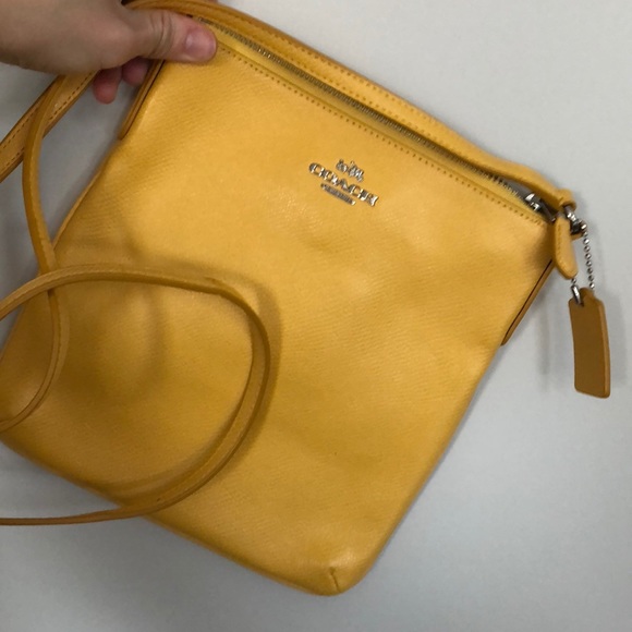 Coach yellow leather shoulder bag - Picture 2 of 6